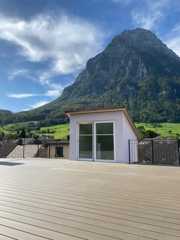 Appartamento in attico di 5,5 locali nel centro di Glarus con terrazza spaziosa
