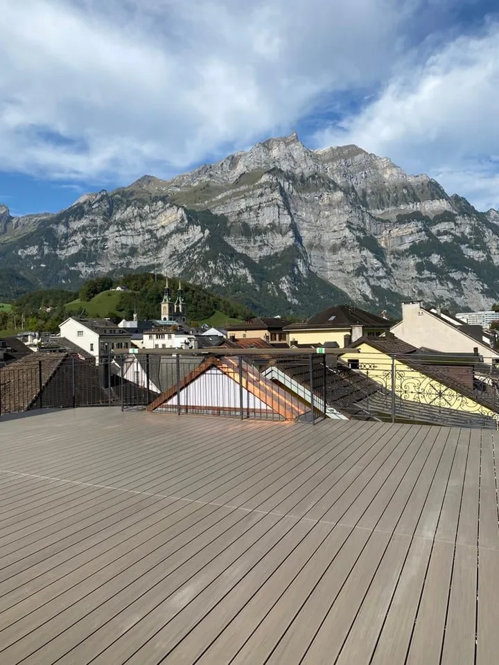 Appartamento in attico di 5,5 locali nel centro di Glarus con terrazza spaziosa