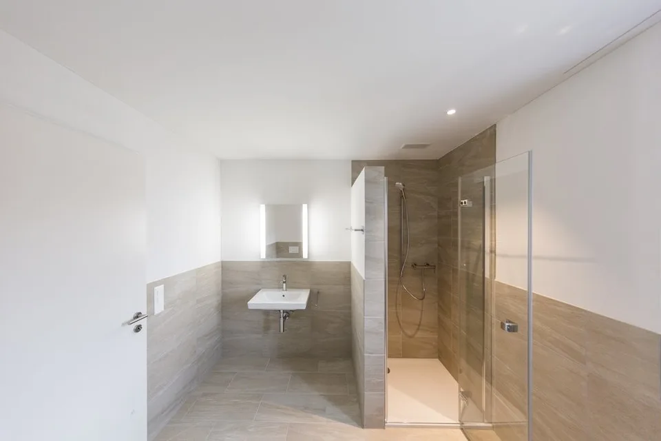 MODERNE WOHNUNG AN RUHIGER LAGE IN BRUNEGG