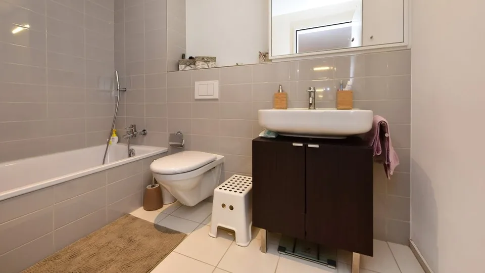 GROSSZÜGIGE 4.5 ZIMMER WOHNUNG IN NETSTAL