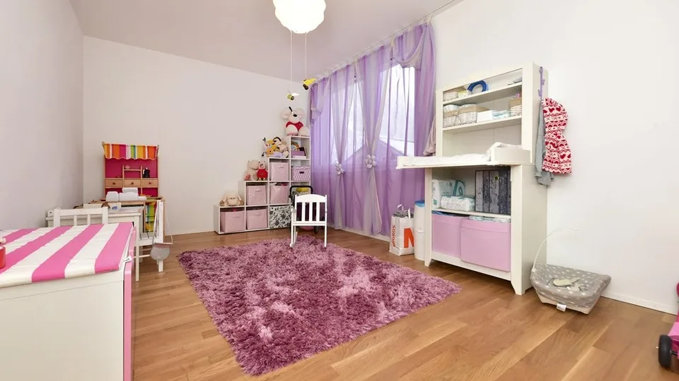 GROSSZÜGIGE 4.5 ZIMMER WOHNUNG IN NETSTAL