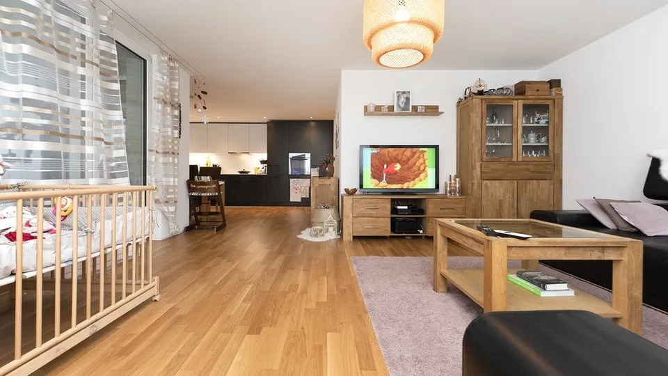 GROSSZÜGIGE 4.5 ZIMMER WOHNUNG IN NETSTAL