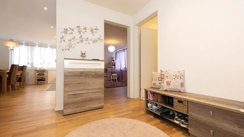 GROSSZÜGIGE 4.5 ZIMMER WOHNUNG IN NETSTAL