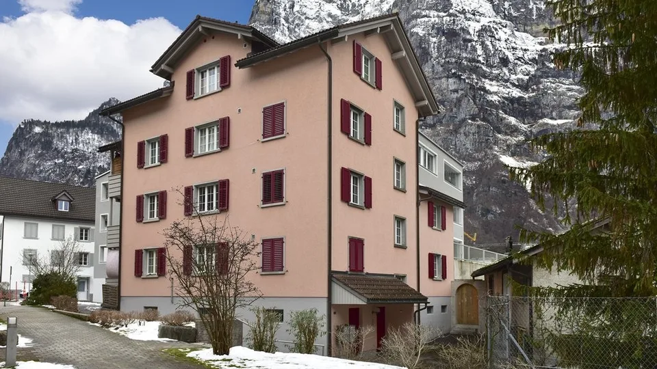 GROSSZÜGIGE 4.5 ZIMMER WOHNUNG IN NETSTAL