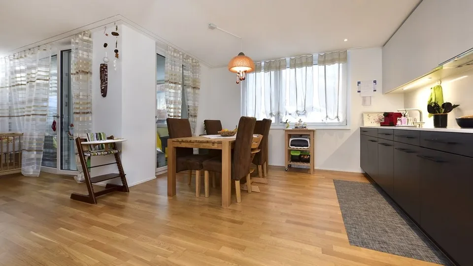 GROSSZÜGIGE 4.5 ZIMMER WOHNUNG IN NETSTAL