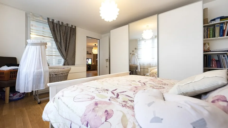 GROSSZÜGIGE 4.5 ZIMMER WOHNUNG IN NETSTAL