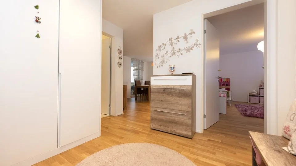 GROSSZÜGIGE 4.5 ZIMMER WOHNUNG IN NETSTAL