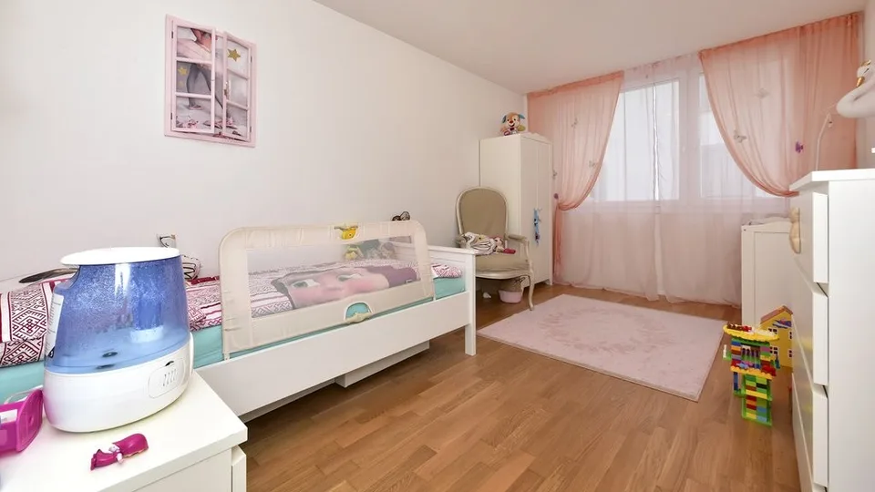 GROSSZÜGIGE 4.5 ZIMMER WOHNUNG IN NETSTAL