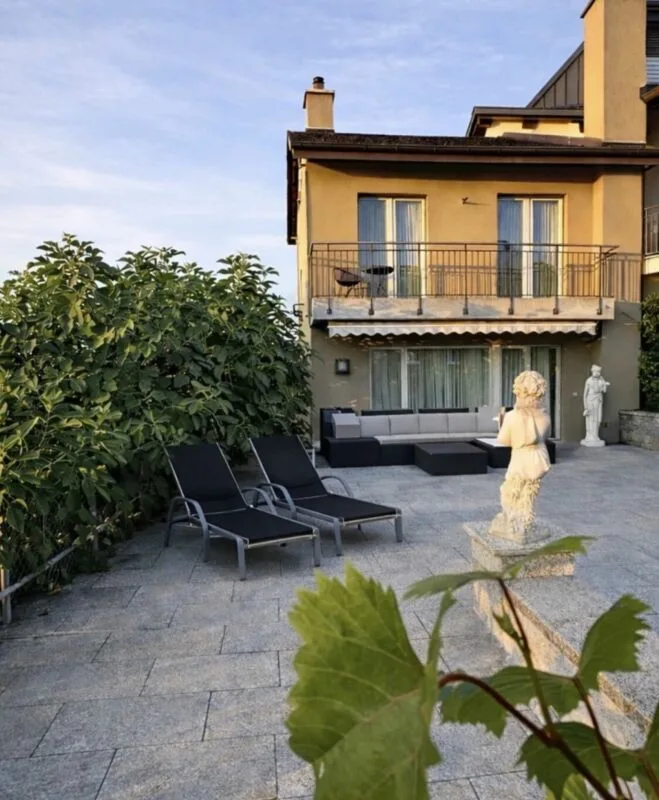 Votre paradis familial ensoleillé - oasis de jardin - intimité - proche de la ville, où le vin pousse, les enfants rient et les soirées sont dorées.
