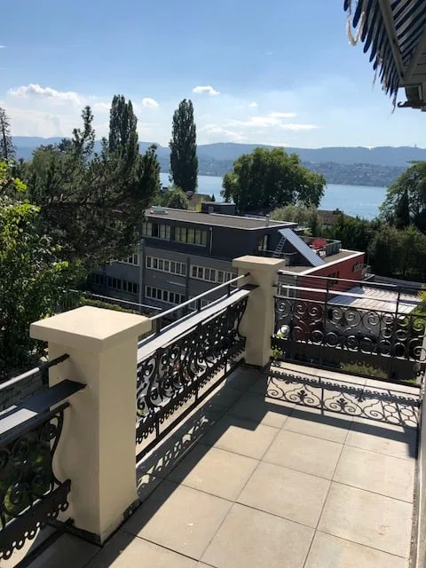 Charmante 3.5-Zimmer-Maisonette-Wohnung mit zwei Balkonen in Zollikon