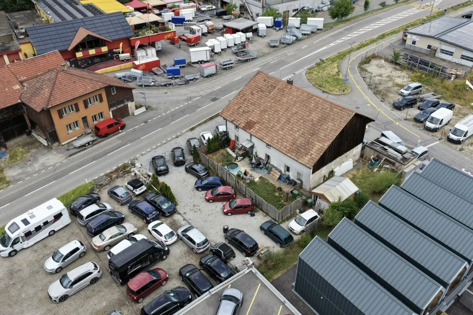 Obiettivo commerciale flessibile con unità abitativa sulla strada principale