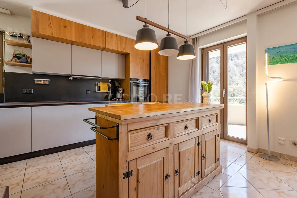 Villa near the lake in Figino – Privacy, nature and possibility of a two-family home just a few minutes from Lugano
