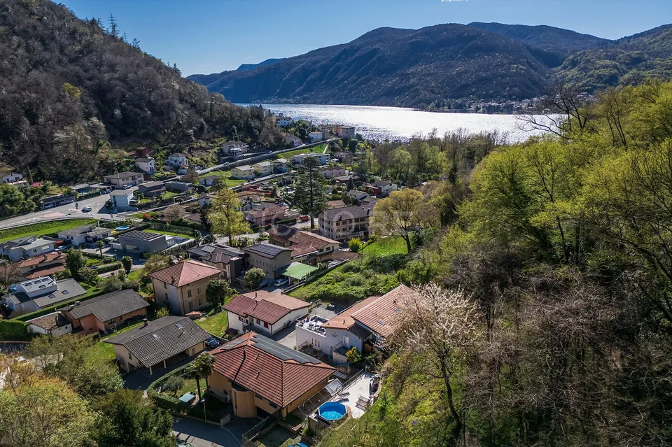Villa near the lake in Figino – Privacy, nature and possibility of a two-family home just a few minutes from Lugano