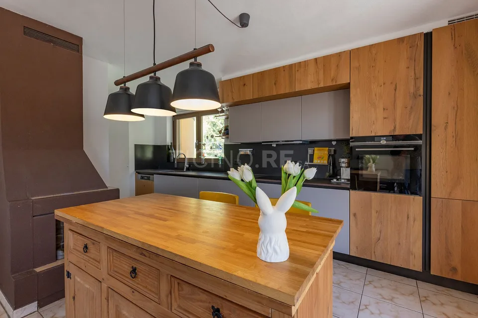 Villa near the lake in Figino – Privacy, nature and possibility of a two-family home just a few minutes from Lugano