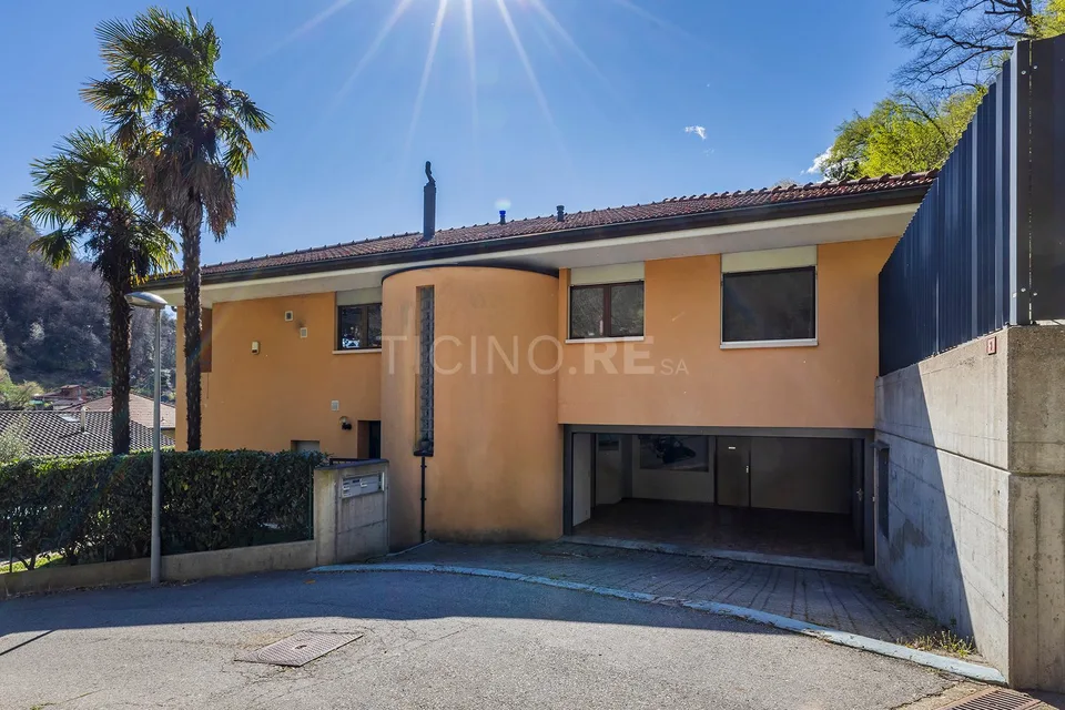 Villa near the lake in Figino – Privacy, nature and possibility of a two-family home just a few minutes from Lugano
