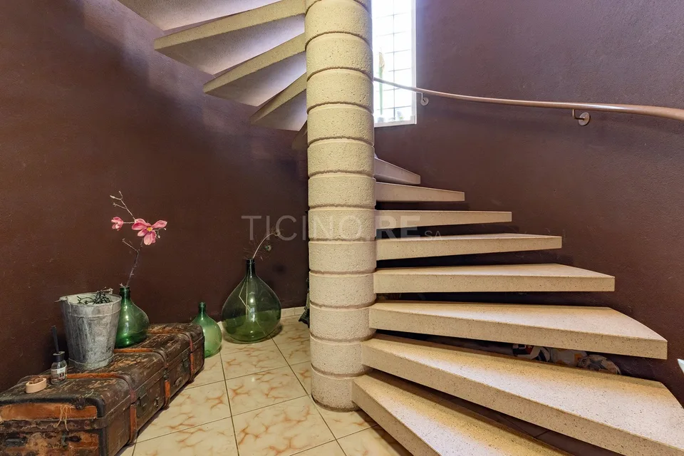 Villa near the lake in Figino – Privacy, nature and possibility of a two-family home just a few minutes from Lugano