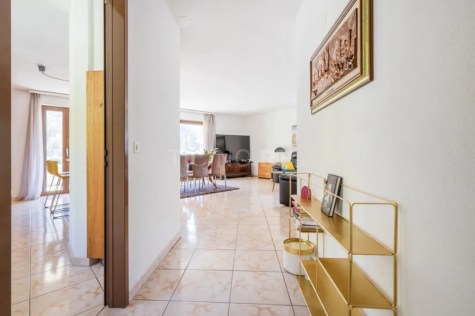 Villa near the lake in Figino – Privacy, nature and possibility of a two-family home just a few minutes from Lugano