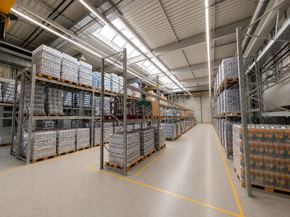VIELSEITIGE UNTERNEHMENSLIEGENSCHAFT MIT LOGISTIK, BÜROS, BETRIEBSWOHNUNG UND TIEFKÜHLLAGER