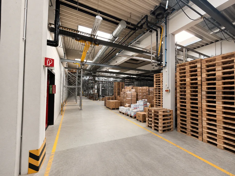 VIELSEITIGE UNTERNEHMENSLIEGENSCHAFT MIT LOGISTIK, BÜROS, BETRIEBSWOHNUNG UND TIEFKÜHLLAGER