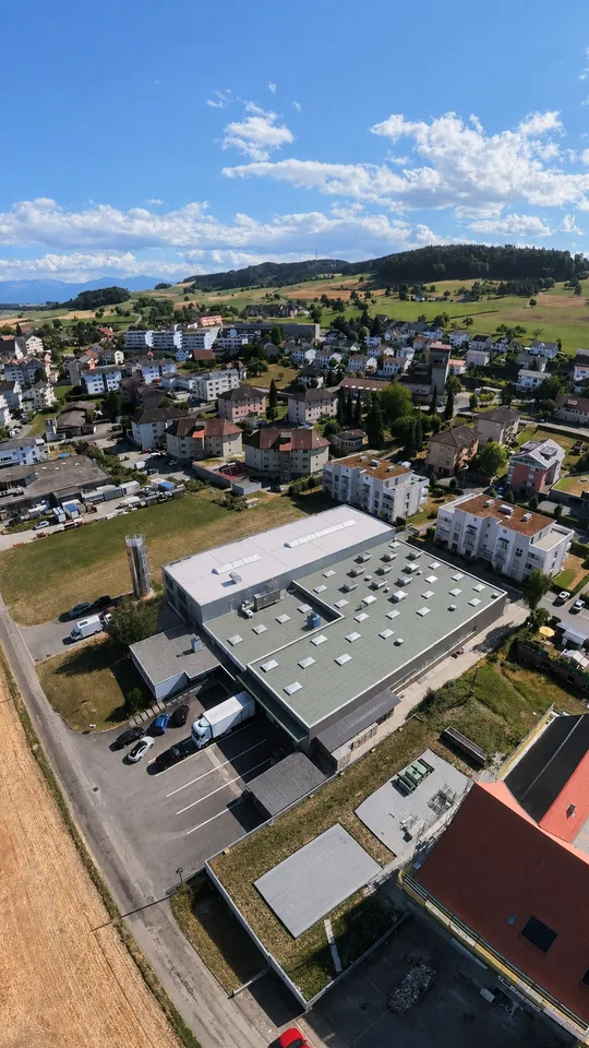 VIELSEITIGE UNTERNEHMENSLIEGENSCHAFT MIT LOGISTIK, BÜROS, BETRIEBSWOHNUNG UND TIEFKÜHLLAGER