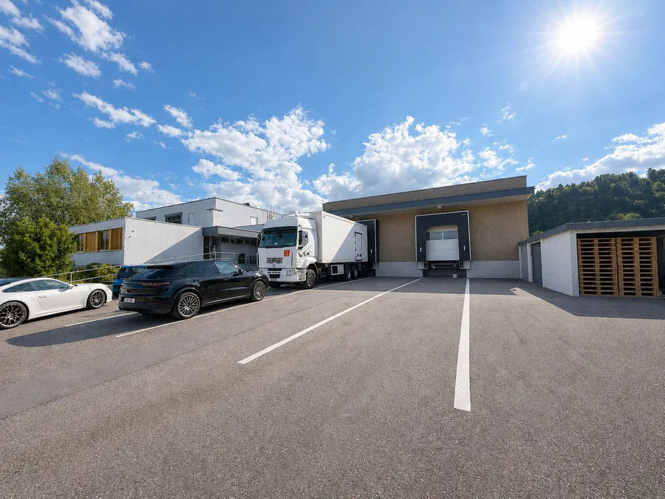 VIELSEITIGE UNTERNEHMENSLIEGENSCHAFT MIT LOGISTIK, BÜROS, BETRIEBSWOHNUNG UND TIEFKÜHLLAGER