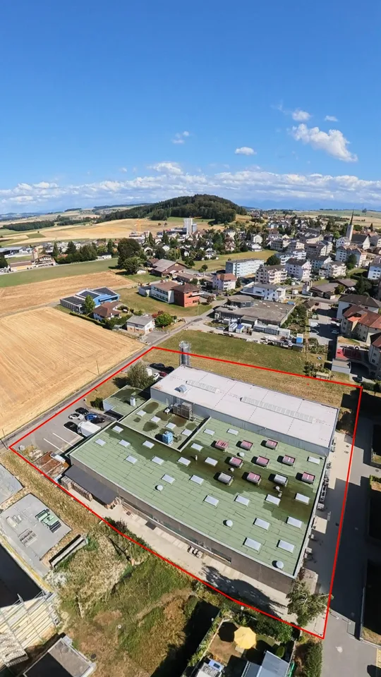 VIELSEITIGE UNTERNEHMENSLIEGENSCHAFT MIT LOGISTIK, BÜROS, BETRIEBSWOHNUNG UND TIEFKÜHLLAGER