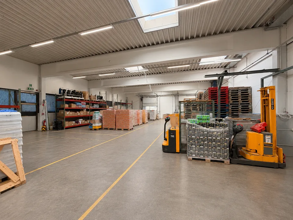 VIELSEITIGE UNTERNEHMENSLIEGENSCHAFT MIT LOGISTIK, BÜROS, BETRIEBSWOHNUNG UND TIEFKÜHLLAGER