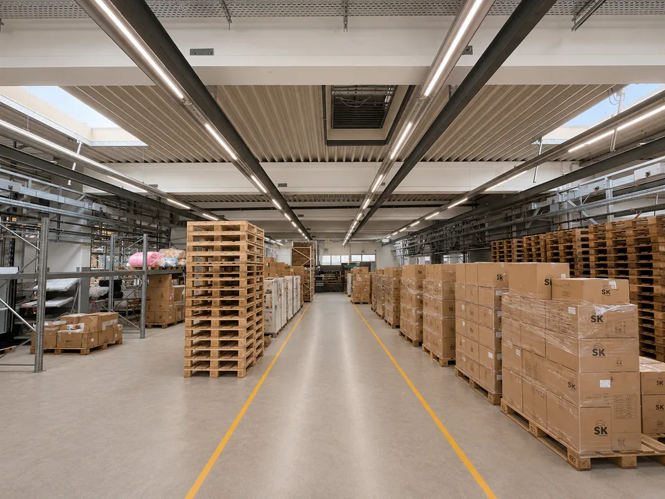 VIELSEITIGE UNTERNEHMENSLIEGENSCHAFT MIT LOGISTIK, BÜROS, BETRIEBSWOHNUNG UND TIEFKÜHLLAGER