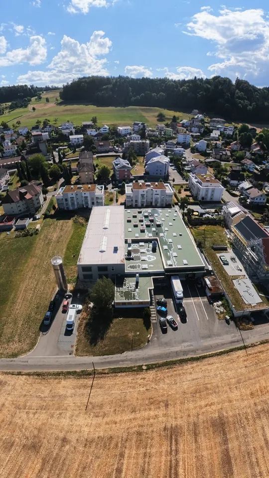 VIELSEITIGE UNTERNEHMENSLIEGENSCHAFT MIT LOGISTIK, BÜROS, BETRIEBSWOHNUNG UND TIEFKÜHLLAGER