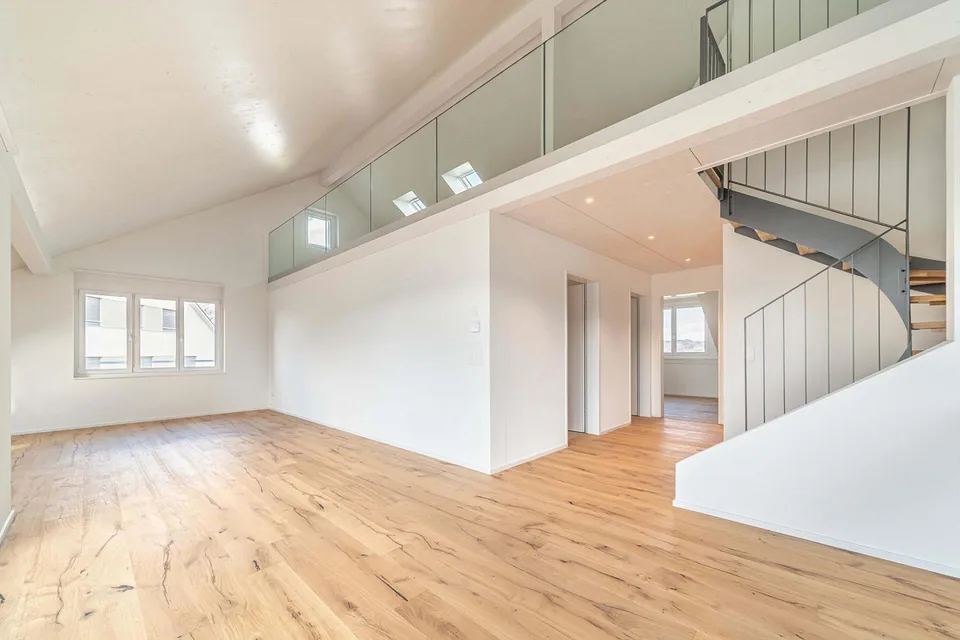 Exklusive 4.5 Zimmer-Galeriewohnung mit grosser Loggia und hochwertigen Ausbau