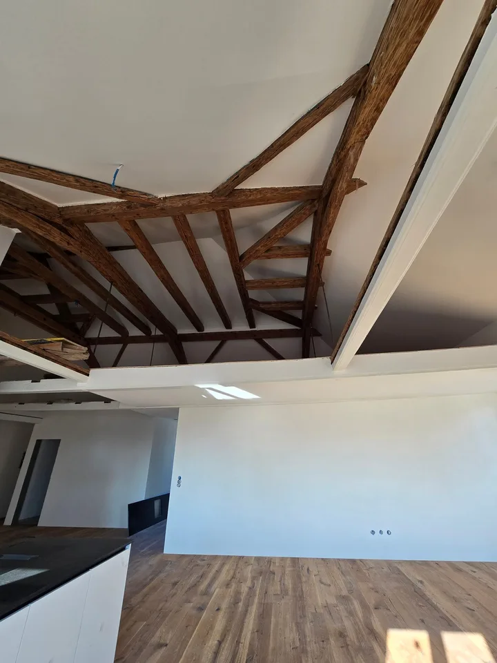 Erstvermietung durch Totalsanierung-Grosszügige 3.5-Zimmer-Dachwohnung mit Galerie