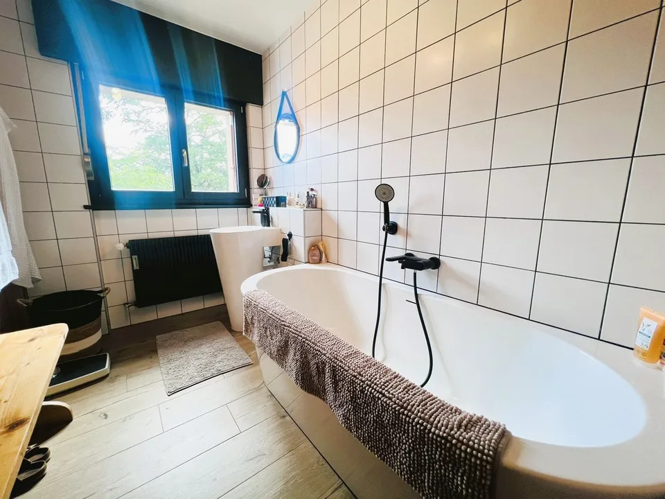 SAISONAL: Prachtiges 4.5-Zimmer-Wohnung renoviert - Außergewöhnliche Panoramablick - Gut gelegen - Ruhige Lage