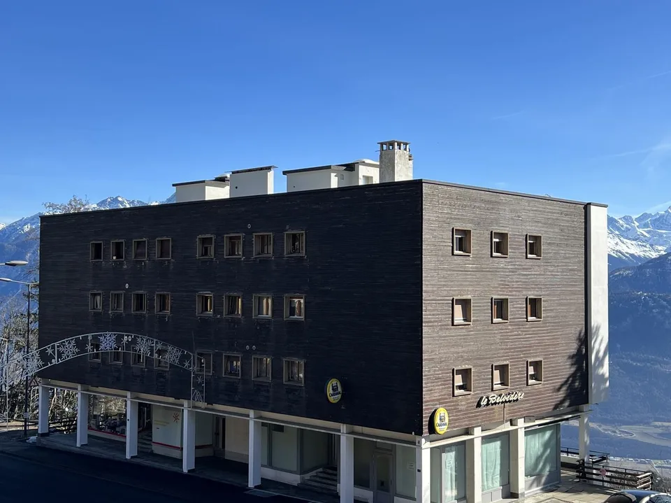 SAISONAL: Prachtiges 4.5-Zimmer-Wohnung renoviert - Außergewöhnliche Panoramablick - Gut gelegen - Ruhige Lage