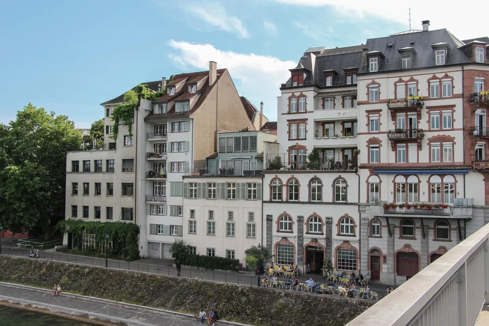 Appartamento esclusivo con grande terrazza sul tetto direttamente sul Reno