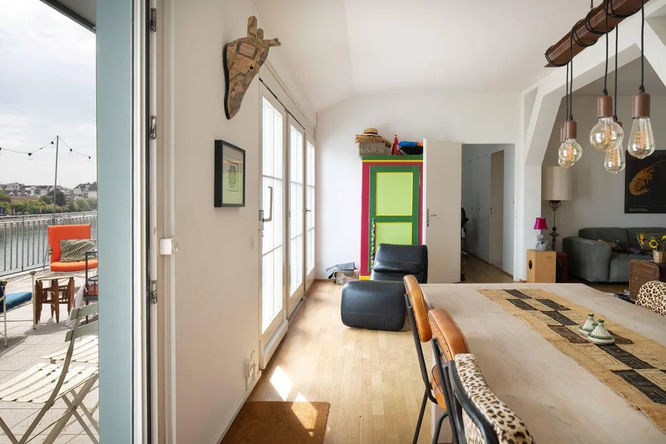 Appartamento esclusivo con grande terrazza sul tetto direttamente sul Reno