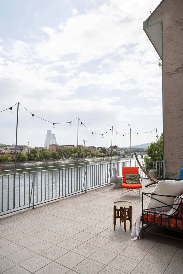 Appartamento esclusivo con grande terrazza sul tetto direttamente sul Reno