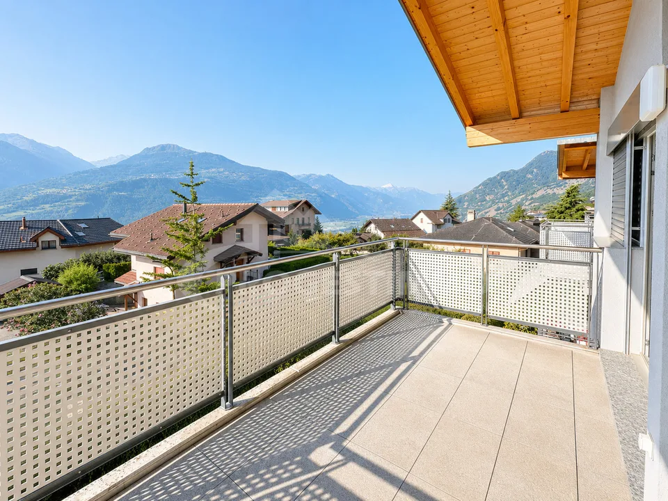 AUßERGEWÖHNLICHES DACHGESCHOSS MIT PANORAMABLICK AUF DIE ALPEN