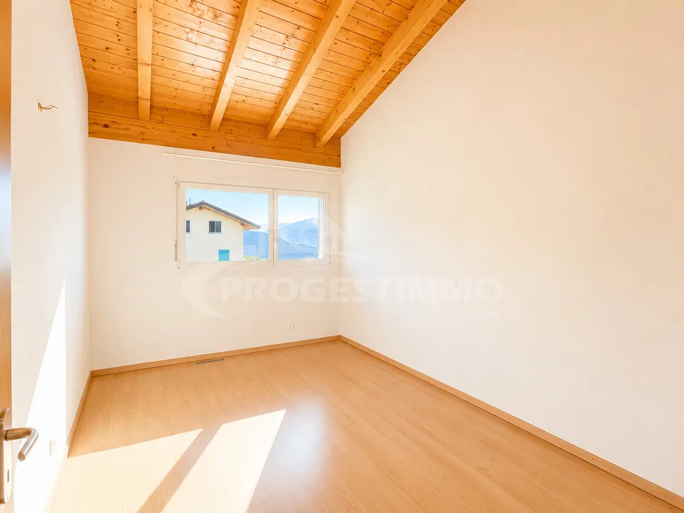 AUßERGEWÖHNLICHES DACHGESCHOSS MIT PANORAMABLICK AUF DIE ALPEN