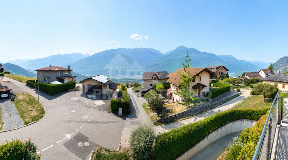 AUßERGEWÖHNLICHES DACHGESCHOSS MIT PANORAMABLICK AUF DIE ALPEN