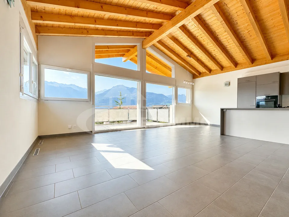 AUßERGEWÖHNLICHES DACHGESCHOSS MIT PANORAMABLICK AUF DIE ALPEN
