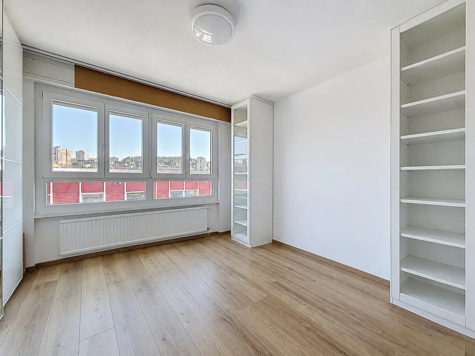 Spacious 5.5-room renovated apartment with veranda, in the heart of La Chaux-de-Fonds