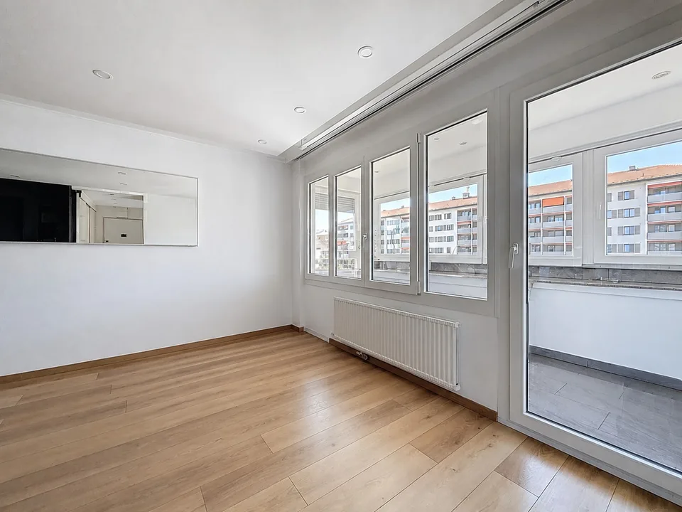 Spacious 5.5-room renovated apartment with veranda, in the heart of La Chaux-de-Fonds