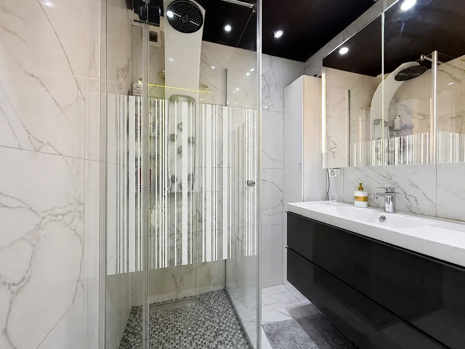 Spacious 5.5-room renovated apartment with veranda, in the heart of La Chaux-de-Fonds