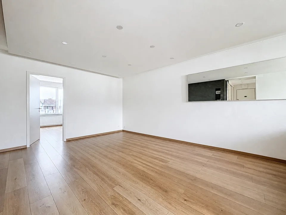 Spacious 5.5-room renovated apartment with veranda, in the heart of La Chaux-de-Fonds