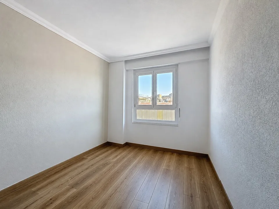 Spacious 5.5-room renovated apartment with veranda, in the heart of La Chaux-de-Fonds
