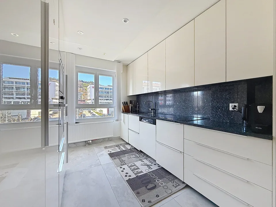 Spacious 5.5-room renovated apartment with veranda, in the heart of La Chaux-de-Fonds