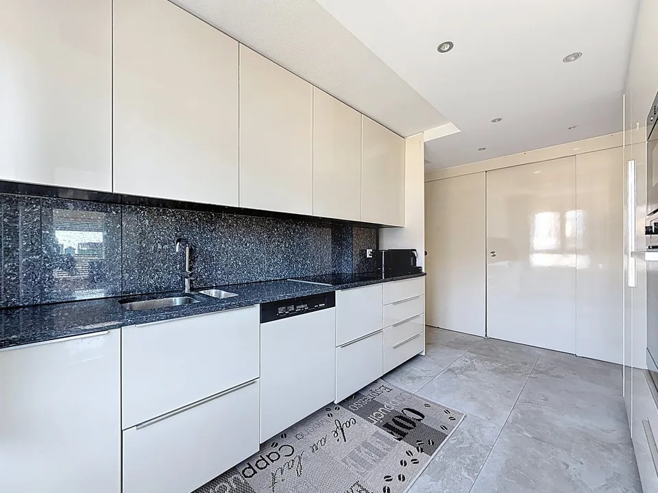 Spacious 5.5-room renovated apartment with veranda, in the heart of La Chaux-de-Fonds