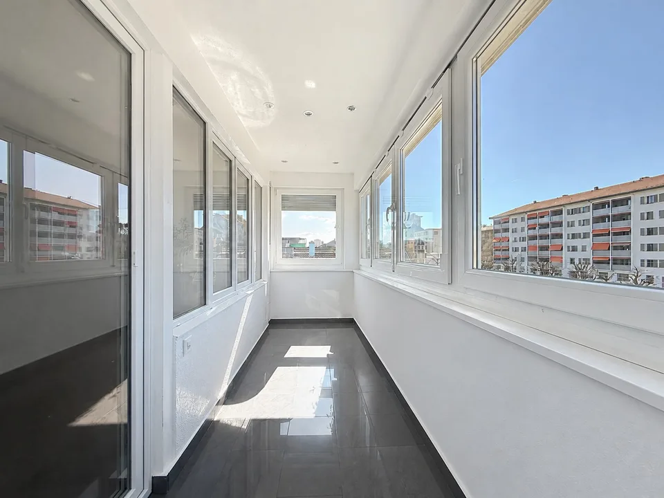 Spacious 5.5-room renovated apartment with veranda, in the heart of La Chaux-de-Fonds