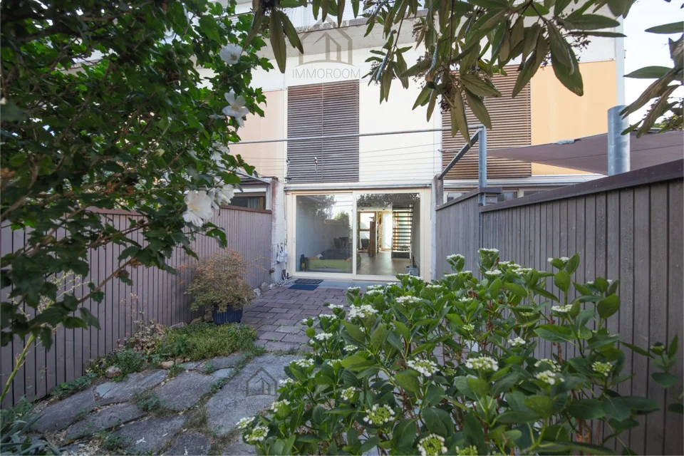 Attractive semi-detached house in a preferred residential area