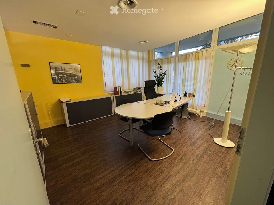 Moderne 3.5-Zimmer-Büroräume an zentraler Lage in Lenzburg inklusive Lagerraum und Parkplätze